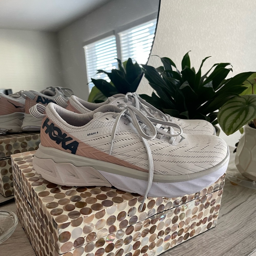 HOKA Arahi 4 running shoes